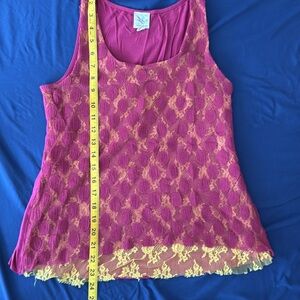 Maroon lace sleeveless boho top
Vibrant colors-
flowy loose fit forsummer